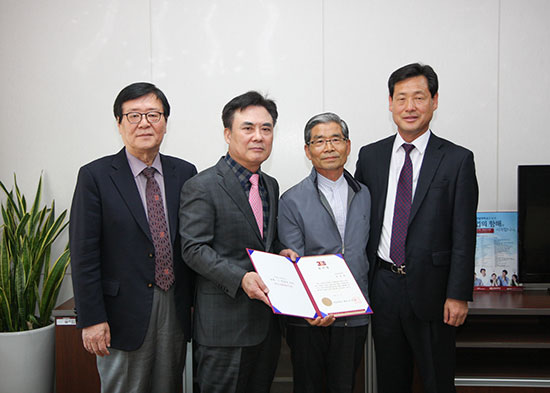 KIU School Bus Driver Awarded for His Kindness 이미지